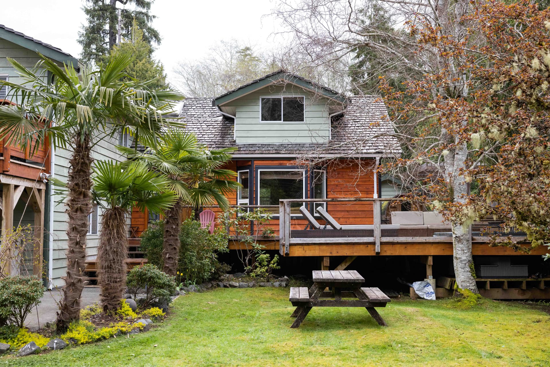 Outdoor dining area on deck